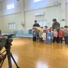 総合スポーツ保育園「アゼリアキッズ」記念撮影の様子