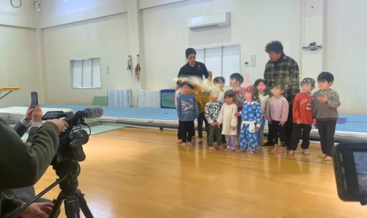 総合スポーツ保育園「アゼリアキッズ」記念撮影の様子