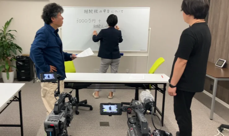 税理士法人片山会計の相続に関する撮影の様子（テレビ愛媛「ますあつ」）